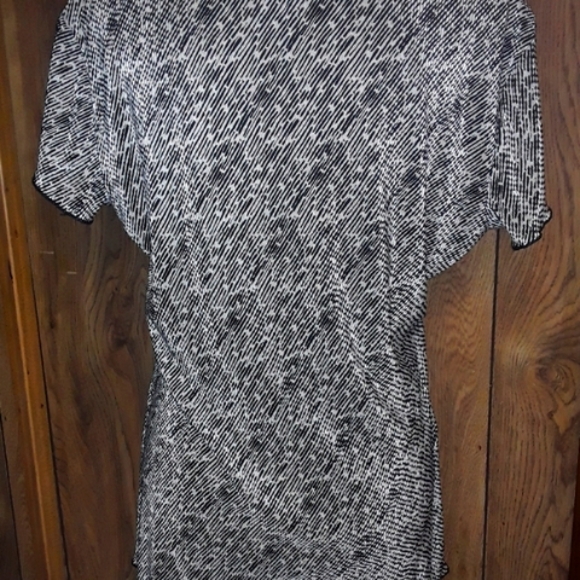Womans Medium Black & White Shortsleeved Elegant Blouse Silky Textured Top - Picture 2 of 2